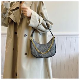 شنطة يد نسائي مزينه بسلسلة