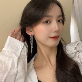 اقراط نسائي عصرية