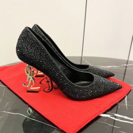 حذاء بكعب عالٍ مُثبت بأحجار الراين بالكامل بلون واحد مقدمة مدببة