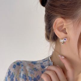 اقراط نسائي عبى شكل ورده بتصميم ناعم