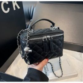 حقيبة نسائية مربعه الشكل بتصميم عصري