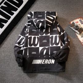 جاكت ولادي يتميز بتصميمة المكون من مربعات بيضاء وسوداء مع حروف كبيرة مطبوعة، ويأتي برباط عند الحافة السفلية لضبط المقاس