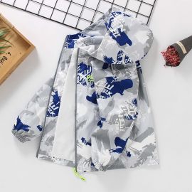 جاكت للأولاد ، بتصميم عصري مزخرف بنقشة مموهة، مصنوع من قماش مريح ومقاوم للرياح