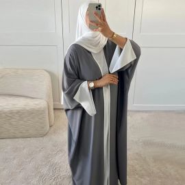 عبايات نسائية ملونة بتصميم اكمام مقلوبة