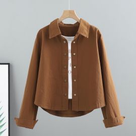 جاكت بياقة قميص وأزرار أمامية، يتميز بتصميم بسيط مع حواف منحنية قليلاً عند الخصر