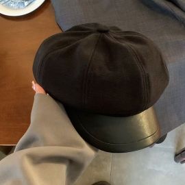 قبعة نسائية مصنوعة من قماش ناعم مع حافة جلدية، وتتميز بتصميم عصري مناسب للإطلالات الكاجوال