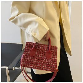 حقيبة نسائي منقوشه مربعه الشكل