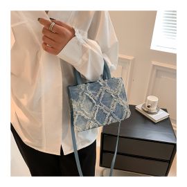 حقيبة نسائي مربعه الحجم