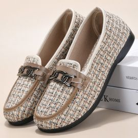 حذاء نسائي مزين بسلسلة معدنية