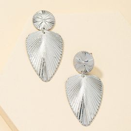 اقراط نسائية بنمط ورقه