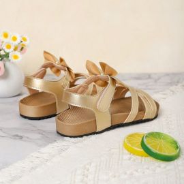 حذاء بناتي ذهبي مزين بفيونكا