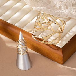 طقم نسائي ناعم يتكون من اساوره وخاتم