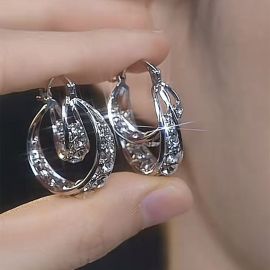 اقراط نسائية بتصميم متشابك