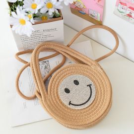 حقيبة قش مناسبة مزينة بوجه مبتسم