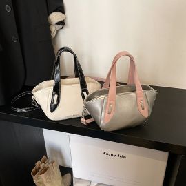 حقيبة نسائية بتصميم مسكة يد عصرية