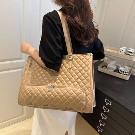 شنطة كبيرة الحجم مصنوعة من الجلد الناعم المبطن