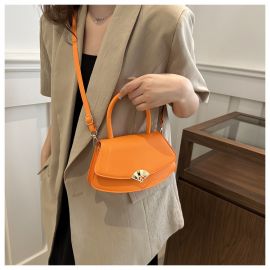 شنطة يد نسائيه مزينه بابزيم ذهبي