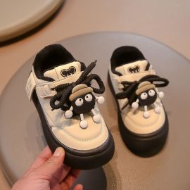 نعل متعرج وسميك وجزء علوي متين بخامة شبكية مقاومة للماء مع رباط أمامي وإغلاق بشريط لاصق للفتيات