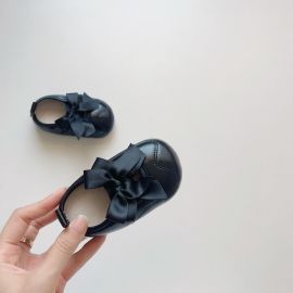 أحذية أطفال بشريط مطاطي،مزينه بفيونكا 