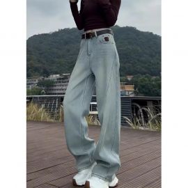 بنطال جينز نسائي يتميز بقصة واسعة ومريحة، مصنوع من قماش دينيم عالي الجودة