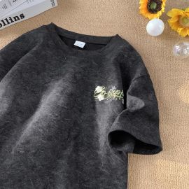 تيشيرت صيفي رجالي بأكمام قصيرة، تصميم مزين بتطريز "So Happy" على الصدر، بقماش مميز بنقشة رخامية