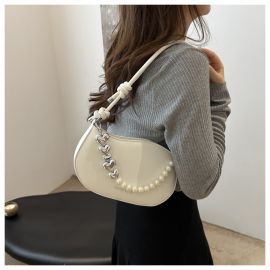 شنطة يد نسائي مزينه بسلسلة قلوب