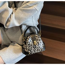 شنطة نسائي بتصميم نمري