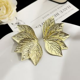 اقراط نسائية على شكل اوراق شجر