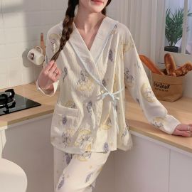 بيجامة قطنية من قطعتين للحوامل والام المرضع ، بتصميم لف مزين برباط جانبي لسهولة التعديل، مع فتحة رضاعة مخفية