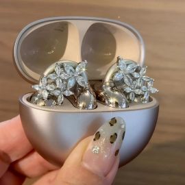 مشبك سماعة أذن فضي واحد