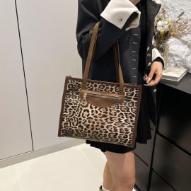 شنطة نسائيه بنمط الفهد