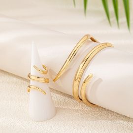 طقم نسائي ذات الخطوط المنحنية 