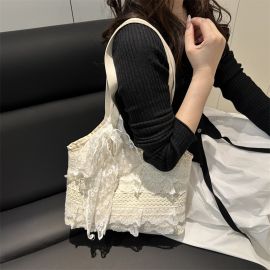 شنطةكتف نسائي بيضاء يتصميم عصري