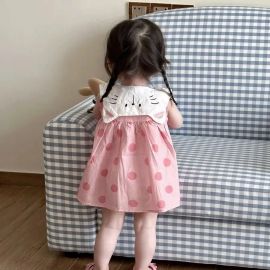 فستان بناتي وردي  بلا أكمام وبياقة بيضاء بتصميم قطة ، مزين بنقاط.