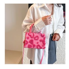 شنطة نسائي مربعه الحجم بتصميم عصري