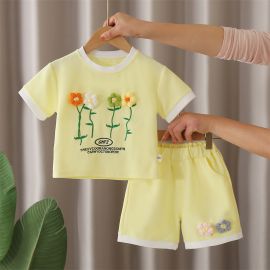 طقم صيفي مزين بالزهور بتيشرت قصير الكم وشورت قصير للفتيات