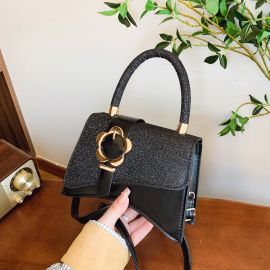 شنطة نسائية مزينه بحزام على شكل ورده