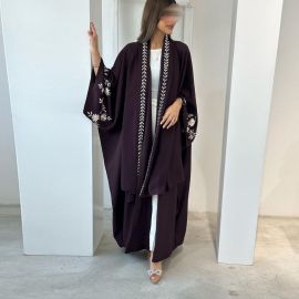عباية نسائية مزينة بنقوشات