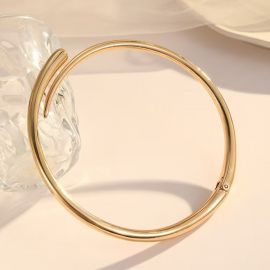 قلادة نسائية عصرية وصلبة تتميز بتصميم دائري بسيط وأنيق مع لمسة متداخلة في الأمام