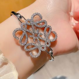 سوار بتصميم كلاسيكي مصنوع من النحاس للسيدات