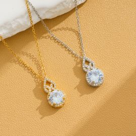 قلادة نسائية تتميز بتعليقة متلألئة مع حجر مركزي كبير ولامع