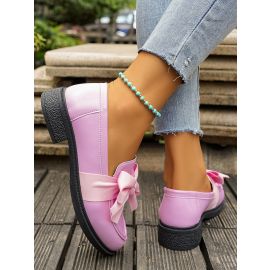 حذاء نسائي مزين بفيونكا 