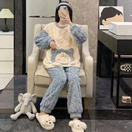 طقم بجامه نسائي من الصوف