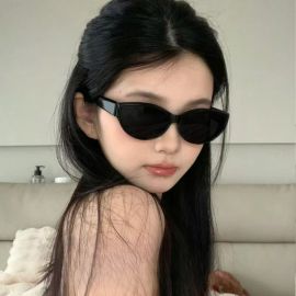 نظارة نسائي ذات عدسات معتمه
