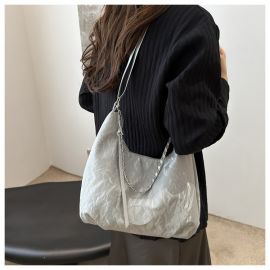 حقيبة كتف نسائية تتميز بحزامين 