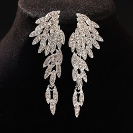 أقراط مبالغ فيها طويلة مرصعة بالألماس مصنوعة من سبيكة معدنية مع شرابات أنيقة