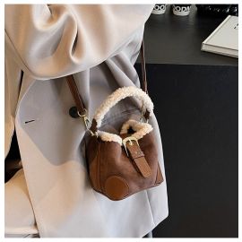 شنطة يد نسائي بنمط مربع مزينه بفرو