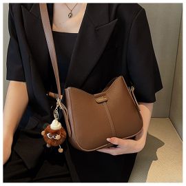 شنطة نسائي مزينه بقلاده مع حزام قابل للتعديل