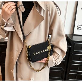 حقيبة نسائية مزينة بحروف ذهبية