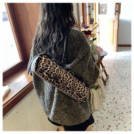 شنطة كتف نسائي مستطيلة الشكل مزينه بحزام